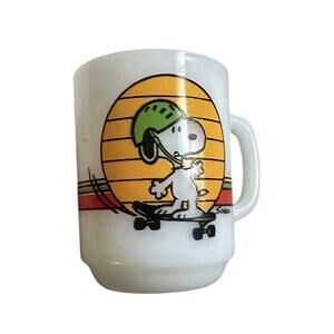 Vintage 1958 FIRE KING Anchor Hocking SNOOPY Skate Boarding Milk Glass Mug RARE